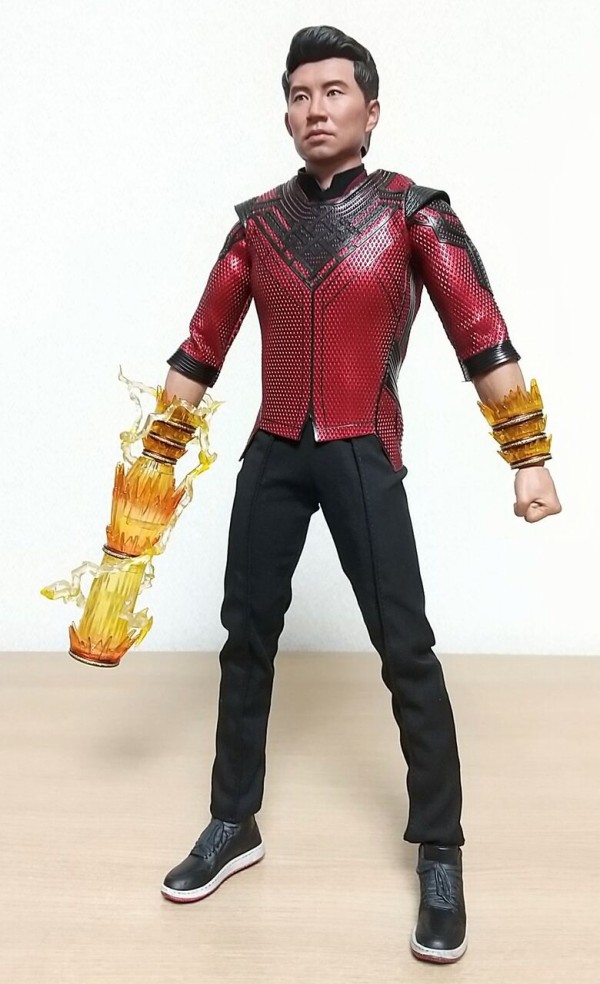 ブラックライトでテン・リングスが光る!】HOTTOYS ムービー ブラックライトでテン・リングスが光る!】HOTTOYS ムービー