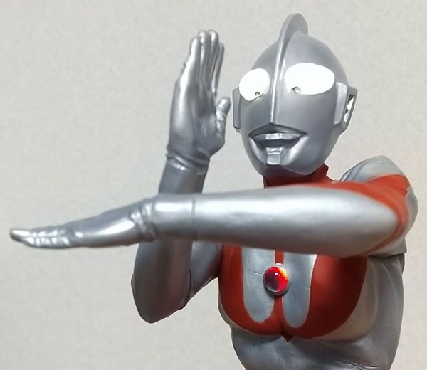 目の発光やカラータイマーの赤点滅も再現】大怪獣シリーズ