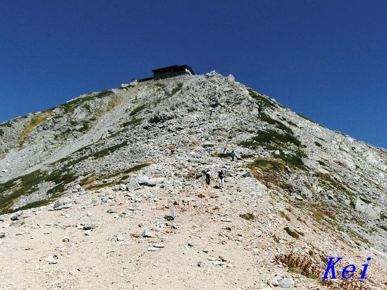 立山 雄山への登山 6 雄山山頂を望む 雄山神社社務所前 五ノ越 と 天の青 富山県立山町 遊々 湯ったり ぶらり旅 ゆゆぶ