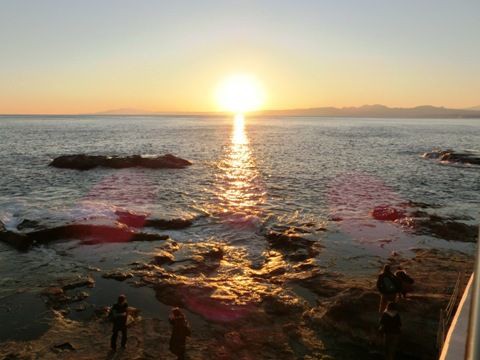 あけましておめでとうございます 富士山と日の出のような夕陽 神奈川県藤沢市 江ノ島 遊々 湯ったり ぶらり旅 ゆゆぶ