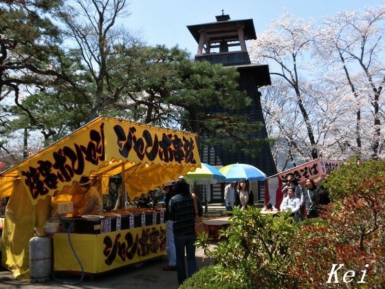 沼田公園の桜 3 桜と屋台を見ながら歩く 沼田公園桜まつり 群馬県沼田市 遊々 湯ったり ぶらり旅 ゆゆぶ