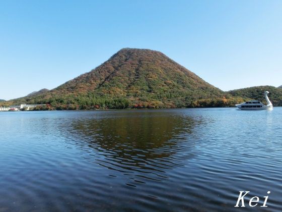 榛名湖温泉 1 湖畔の紅葉と榛名富士 榛名湖温泉ゆうすげ本館 群馬県高崎市 遊々 湯ったり ぶらり旅 ゆゆぶ