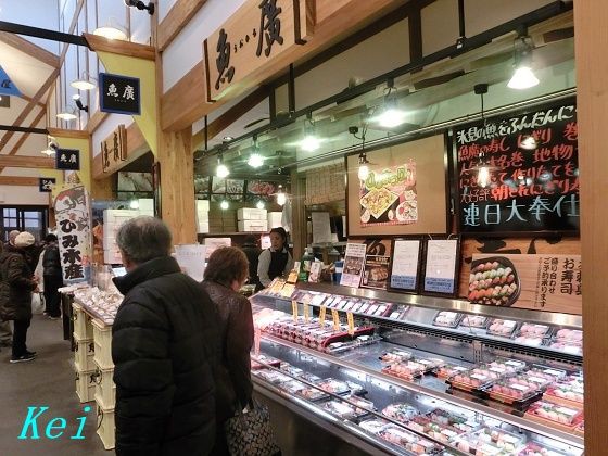 道の駅 氷見漁港場外市場ひみ番屋街 4 フクラギ ブリ若魚 お寿司 いろどり寿し 鱒 鯖 蟹 と 猫さん 富山県氷見市 ゆらぎ荘の幽奈さん ゆる山 湯ったり ぶらり旅 ゆゆぶ