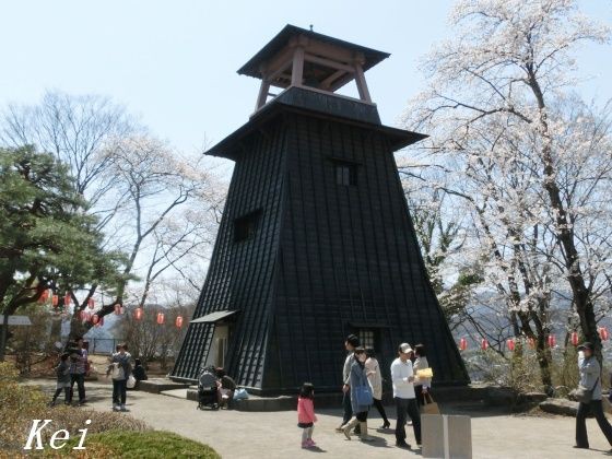 沼田公園の桜 3 桜と屋台を見ながら歩く 沼田公園桜まつり 群馬県沼田市 遊々 湯ったり ぶらり旅 ゆゆぶ