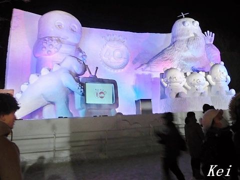 さっぽろ雪まつり（17）大雪像「beポンキッキーズ」のライトアップ