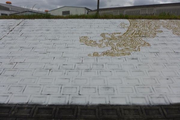 番匠川（大分県佐伯市）河口に横たわる壁画は谷川広人「佐伯竜宮図