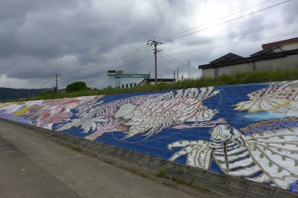 番匠川（大分県佐伯市）河口に横たわる壁画は谷川広人「佐伯竜宮図