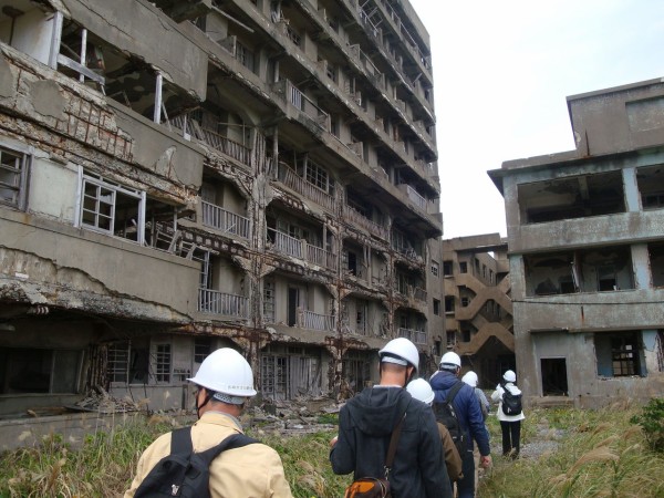 廃墟か、遺産か。軍艦島特別調査を行いました！〜九州大学大学院芸術