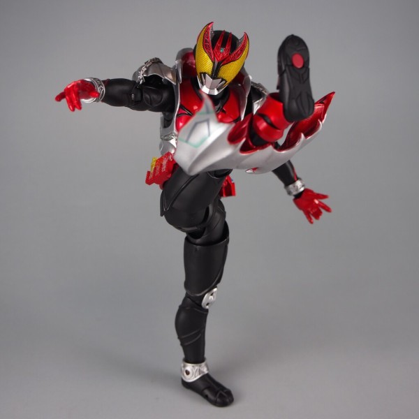 S.H.Figuarts（真骨彫製法） 仮面ライダーキバ キバフォーム