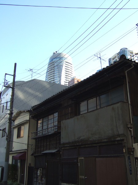 とある街の風景160 街の中の新旧 東京坂道さんぽ
