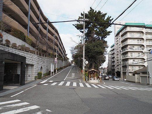 ｙ字路の神様というか祠と坂道 兵庫県西宮市 東京坂道さんぽ