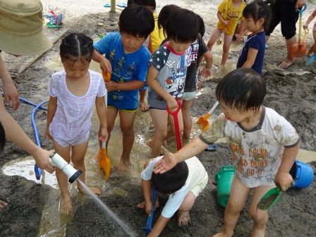 どろんこ遊びをしました 7月6日水曜日 子育てセンターきぶねのブログ