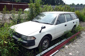 驚愕 父が私有地に放置していた車が 一家心中した呪いの車 として心霊スポットになっとるんだがw キチガイ鬼女まとめ