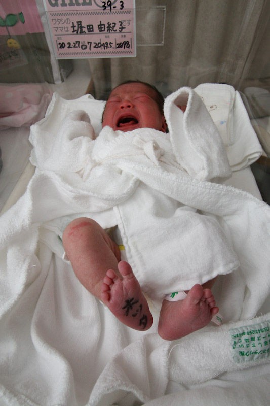 新生児ベットで泣く新生児 赤ちゃん 無料de子ども写真