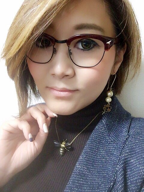 スタイリスト 愛用メガネ サーモント ブロー から スタイリスト 浅野千絵 メガネ 着こなし Blog