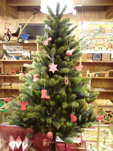 クリスマスツリーに オーナメント飾りました O 木のおもちゃで楽しい子育て クリスマスツリーに オーナメント飾りました O 木のおもちゃで楽しい子育て