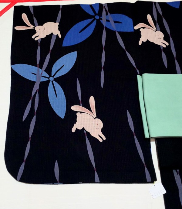 撫松庵　小粋なうさぎの浴衣と献上柄の半幅帯　くすみトーン　おとな浴衣　兎 撫松庵 小粋なうさぎの浴衣と献上柄の半幅帯 くすみトーン