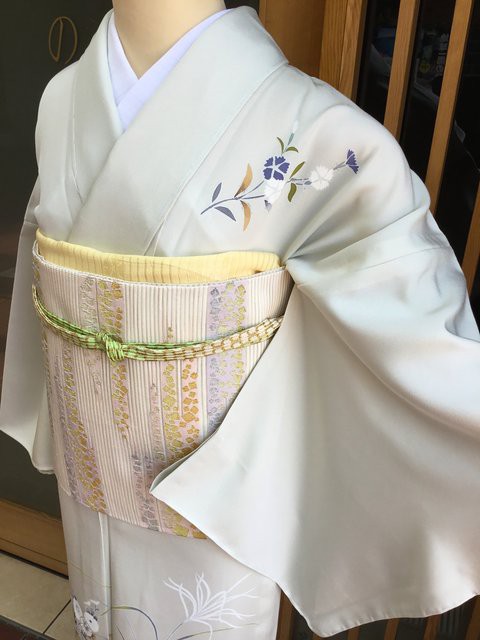 灰白地花文単衣訪問着と白地霞あられ文絽綴れ袋帯 : きもの な か む ら