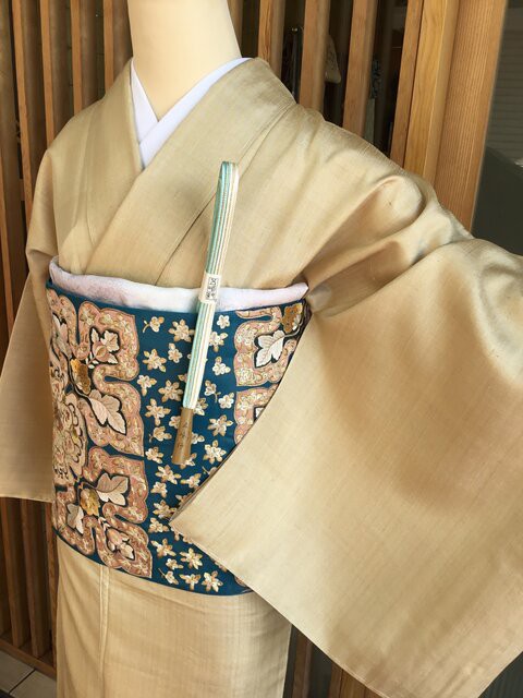 黄金色無地貴久樹製ムガシルクと孔雀青地華刺繍文袋帯 : きもの な か