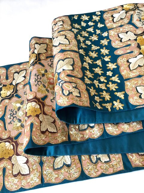 黄金色無地貴久樹製ムガシルクと孔雀青地華刺繍文袋帯 : きもの な か