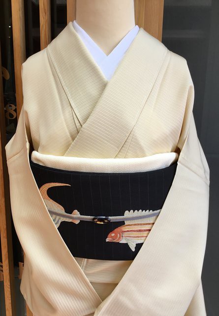 クリーム地絽色無地着物と黒地魚文アンティーク絽なごや帯 : きもの な