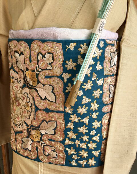 黄金色無地貴久樹製ムガシルクと孔雀青地華刺繍文袋帯 : きもの な か