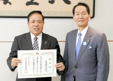 キムチうどん県 おくさま印 幸南食糧 の創業者 川西修さんは香川県まんのう町出身 香川県npo基金へ寄付して さぬき夢桜の会 で受け取る キムチうどん県民