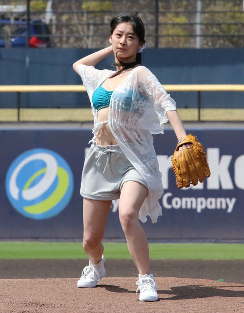 画像 南衣伶夏 水着姿でワンバウンド投球 次回はノーパンを狙いたい エンターテイナーズ