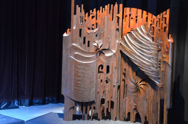 大町市 木彫家高橋貞夫さんの大型の木彫作品展、森の月渡り