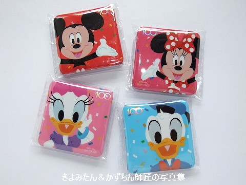 ミッキー、ミニー、ドナルド、デイジーの缶バッジもゲットできました
