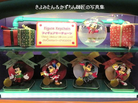 TDL クリスマスのカプセルトイ（2018）歴代のミッキーのフィギュアキー