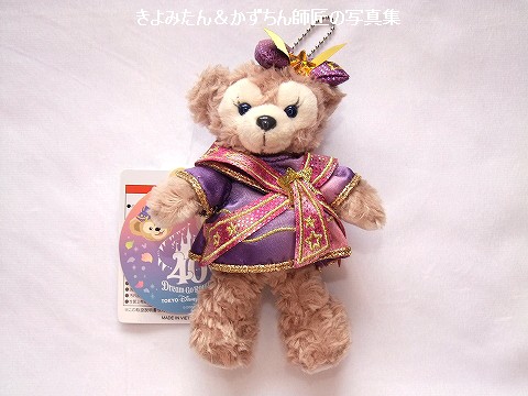 ダッフィーのぬいぐるみバッジにドリームガーランドを付けてみよう