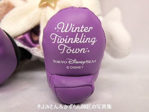 ミニーとシェリーメイが一緒にマフラーにくるまっているぬいぐるみ