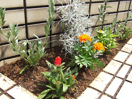 ネットショップ物流センター入口の花壇 大阪 倉庫 物流ブログ