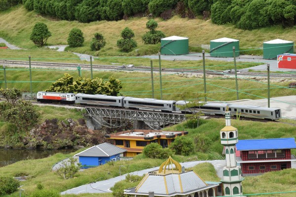 インドネシア型が走る庭園鉄道、レンバンフローティングマーケット訪問