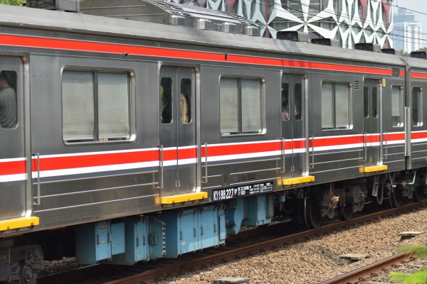被写体消滅の危機?205系武蔵野線M19編成、転落防止ゴム全車に設置