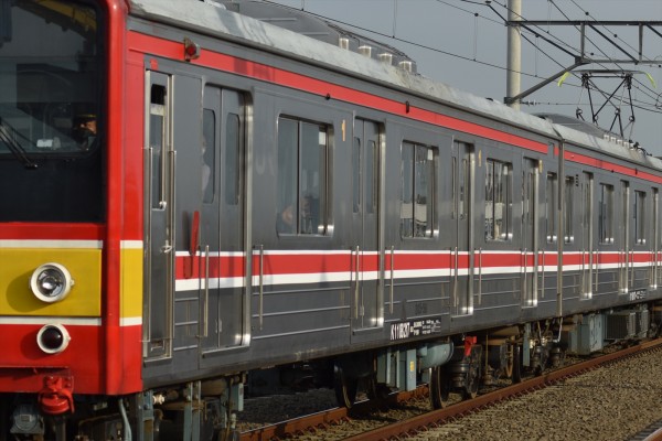 新旧混色!!205系武蔵野線M33編成、側面帯のみ新色化で運用復帰