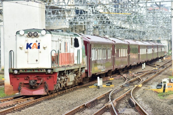 ダイヤ 車両輸送列車 冬臨2024/2025】オール茶色の特別車‼JAVA PRIORITY : JABODETABEK