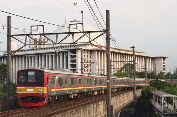 205系 武蔵野線 高架線を行く武蔵野線205系 : JABODETABEK COMMUTERS NEWS