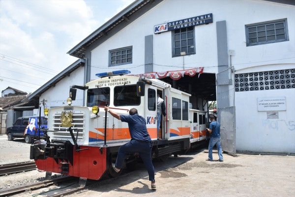 神奈臨だけじゃない!?インドネシアを走る日本製機関車 : JABODETABEK