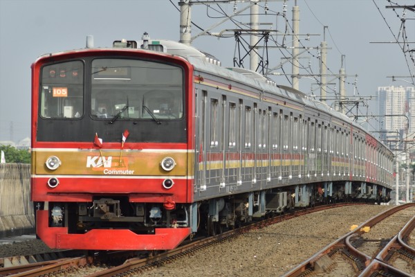 雑コラか!!205系武蔵野線M2編成前面に新ロゴが設置される