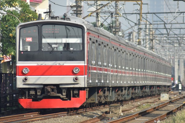 205系武蔵野線M3編成、南武線ナハ2+4編成しれっと車輪交換