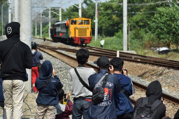 神奈臨だけじゃない!?インドネシアを走る日本製機関車 : JABODETABEK