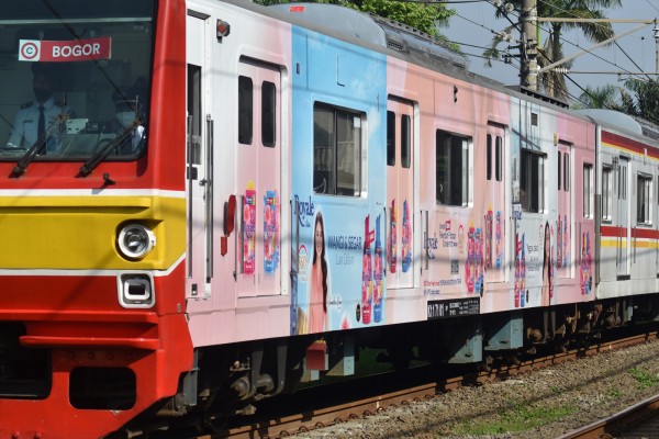 カラフルメトロ再び】千代田線6000系6106F広告ラッピング再開