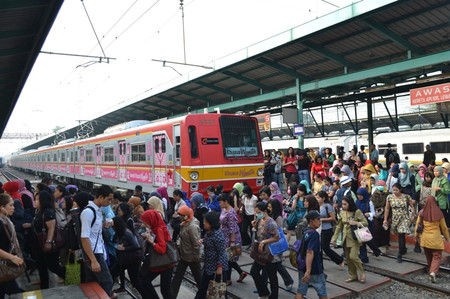 6107F、オール女性専用車としてデビュー（10月01日