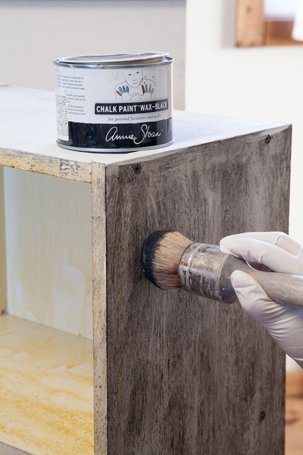 カラーボックスを簡単リメイク♪ シャビーシックなキャビネットに大