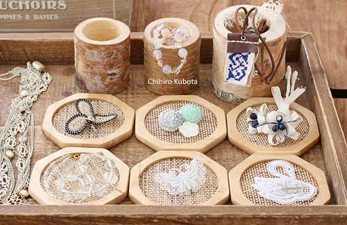 100円コースターをアクセサリー皿に : 窪田千紘フォトスタイリング