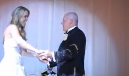結婚式で娘と踊るパパの姿が 笑い と 涙 を誘う動画 ウェディングプランナーミュウの日記