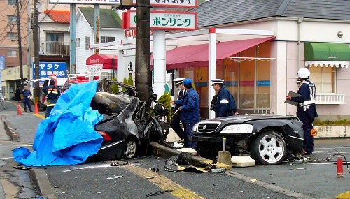 まるで映画の様な事故 車体真っ二つなのに前部は ほぼ無傷 素晴らしきかな日本人 By 小早川俊一