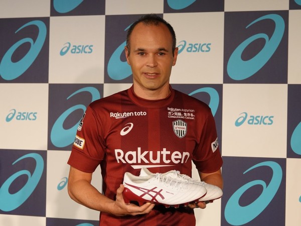 イニエスタがアシックスと正式契約！着用スパイクは「DSライトX-FLY4